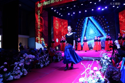 2021年9月11日邯郸市模特行业协会薛建平老师在丛台广场公益授课